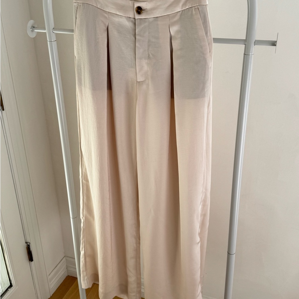 Women’s Banana Republic Wide Leg Satin Cream Pants, size 4 - Picture 3 of 10